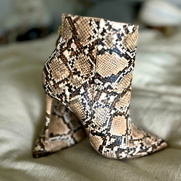 Wild Diva-size 8, snake skin, high heel booties - Picture 2 of 5